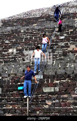 Bildnummer : 51476677 Datum : 25.09.2006 Copyright : imago/Xinhua Touristen während ihres Abstiegs von der Mondpyramide BEI Mexiko-Stadt - PUBLICATIONxNOTxINxCHN, Personen , Gebäude, außen, Außenansicht; 2006, Mexiko-Stadt, Tourisme, Tourisme, Frau, Mann, Männer, Pyramide, Pyramiden, Sehenswürdigkeit , Ausflugsziel , Piramide de la Luna Teotihuacan, Treppe, Treppen, Treppenstufe, Treppenstufen, Stufe, Stufen ; , hoch, Kbdig, Gruppenbild, Mexiko, , o0 ville Banque D'Images