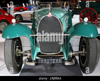 Bildnummer : 51481436 Datum : 14.10.2006 Copyright : imago/Xinhua Bugatti Oldtimer während der Internationalen Automobilausstellung - mondial de l automobile - in Paris PUBLICATIONxNOTxINxCHN, Objekte ; 2006, Paris, Ausstellung, Ausstellungen, Exponat, Exponate, Auto, Autos, Oldie, Oldies, PKW, Ausstellungsstück, Ausstellungsstücke, Automobilausstellungen ; , quer, Kbdig, Einzelbild, Freisteller, frontal, Perspektive, Frankreich, , / Messen, lAutomotive, Automobilmesse, automesse Banque D'Images