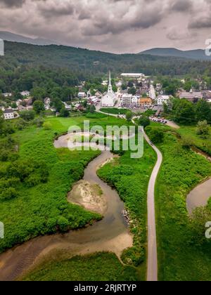 Une vue aérienne de maisons de banlieue et de l'église communautaire de Stowe dans le Vermont, Nouvelle-Angleterre Banque D'Images