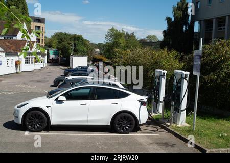 Uxbridge, Royaume-Uni. 23 août 2023. Une voiture électrique se chargeant devant un pub à Uxbridge dans le quartier londonien de Hillingdon. Crédit : Maureen McLean/Alamy Banque D'Images