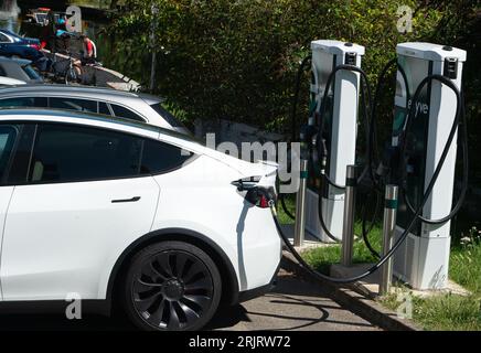 Uxbridge, Royaume-Uni. 23 août 2023. Une voiture électrique se chargeant devant un pub à Uxbridge dans le quartier londonien de Hillingdon. Crédit : Maureen McLean/Alamy Banque D'Images