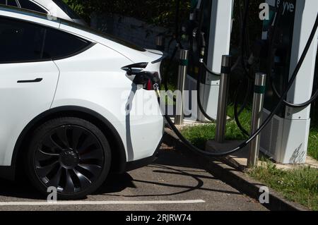 Uxbridge, Royaume-Uni. 23 août 2023. Une voiture électrique se chargeant devant un pub à Uxbridge dans le quartier londonien de Hillingdon. Crédit : Maureen McLean/Alamy Banque D'Images