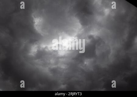 Des nuages sombres spectaculaires, courts avant un orage et une forte pluie Banque D'Images