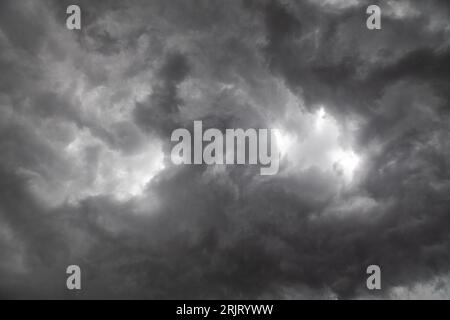 Des nuages sombres spectaculaires, courts avant un orage et une forte pluie Banque D'Images