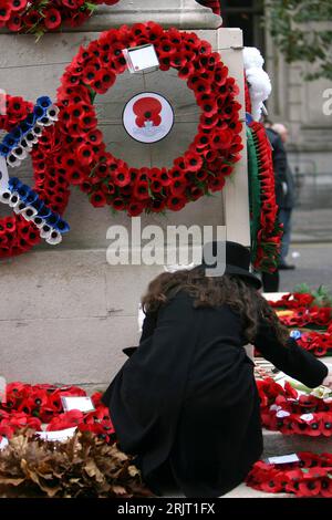 Bildnummer : 51534968 Datum : 12.11.2006 Copyright : imago/Xinhua Teilnehmerin legt einen Kranz nieder am Cenotaph in London anlässlich des - United Kingdom Remembrance Day - PUBLICATIONxNOTxINxCHN, Personen , Objekte ; 2006, London, Gedenktag, cénotaphe, Kondolenz, Anteilnahme, Gedenken, Andenken, Trauer, Frau, Kranz, Kränze, Blumenkranz, Blumenkränze, Trauerkranz, Trauerkränze; hoch, Kbdig, Einzelbild, Rückansicht, Perspektive, Angleterre, , Banque D'Images