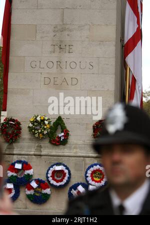 Bildnummer : 51534975 Datum : 12.11.2006 Copyright : imago/Xinhua Polizist vor dem Cenotaph in London anlässlich des - United Kingdom Remembrance Day - PUBLICATIONxNOTxINxCHN, Personen , Objekte ; 2006, London, Gedenktag, cénotaphe, Kondolenz, Anteilnahme, Gedenken, Andenken, Trauer, Kranz, Kränze, Blumenkranz, Blumenkränze, Trauerkranz, Trauerkränze, Polizist, Polizisten, Polizeibeamter, Polizeibeamte, Schriftzug, les morts glorieux ; , hoch, Kbdig, Einzelbild, Angleterre, , Polizei, Staat, Banque D'Images