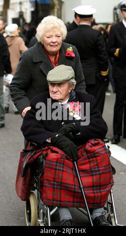 Bildnummer : 51534979 Datum : 12.11.2006 Copyright : imago/Xinhua Veteran im Rollstuhl und seine Ehefrau in London anlässlich des - United Kingdom Remembrance Day - PUBLICATIONxNOTxINxCHN, Personen ; 2006, London, Gedenktag, Cenotaph, Frau, Mann, Männer, Ehefrau, Ehepaar, Paar, Rollstuhl, Rollstuhlfahrer, Soldat, Soldaten, Veteran, Veteranen, Kriegsveteranen, Kriegsveteranen; , hoch, Kbdig, Gruppenbild, Angleterre, , Banque D'Images