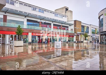 T J Hughes magasine dans le centre commercial Willow place à Corby, en Angleterre, par un jour d'été pluvieux. Banque D'Images