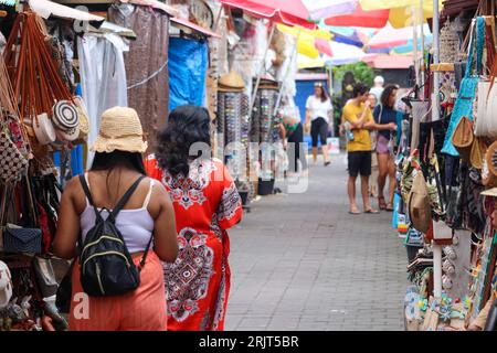 Les deux femmes profitent d'une promenade tranquille à travers un marché en plein air animé à Bali. Banque D'Images