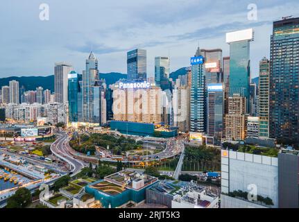 Hong Kong - 10 août 2023 : Skyline aérienne de l'île de Hong Kong paysage urbain moderne. Jungle urbaine du centre-ville densément peuplé à célèbre sp Banque D'Images