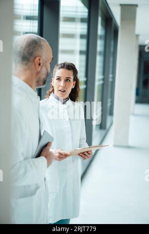 Médecins discutant dans le couloir Banque D'Images