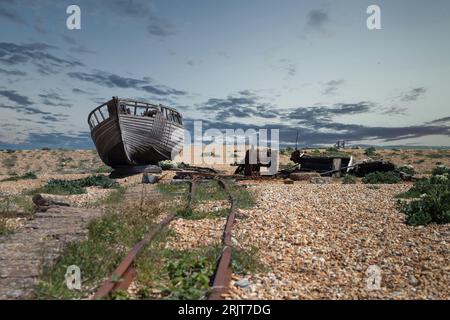 Un vieux navire abandonné échoué sur la plage de Dungeness Banque D'Images