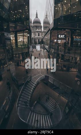 Une vue aérienne de la cathédrale St Pauls à Londres, en Angleterre, avec un escalier Banque D'Images