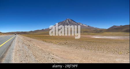 Route près de la lagune gelée de Tuyajto sur l'altiplano au Chili Banque D'Images