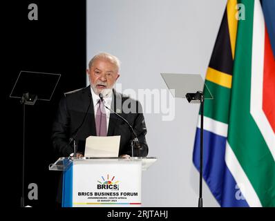 Johannesburg, Afrique du Sud. 22 août 2023. Le président brésilien Luiz Inacio Lula da Silva s’adresse à la cérémonie de clôture du Forum des entreprises BRICS à Johannesburg, en Afrique du Sud, le 22 août 2023. Crédit : Li Yahui/Xinhua/Alamy Live News Banque D'Images