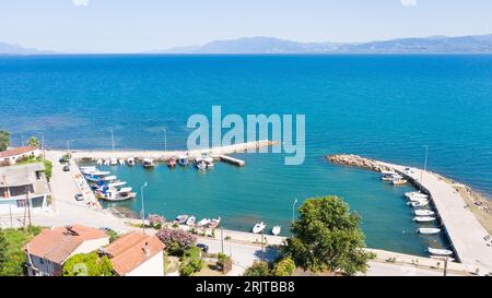 Une vue aérienne des bateaux amarrés dans un port par une journée ensoleillée Banque D'Images