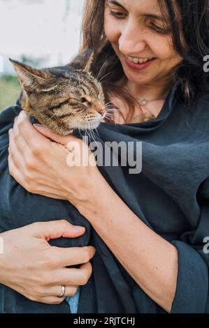 Femme heureuse embrassant le chat Banque D'Images