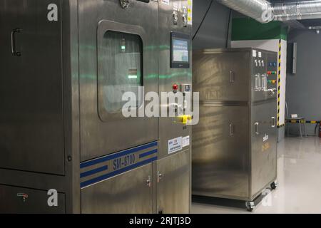 Perm, Russie - 29 juin 2023 : machine de nettoyage pour circuits imprimés au travail Banque D'Images