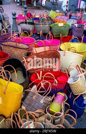 Sacs/paniers colorés à vendre au marché du samedi à Dieppe, département de Seine-Maritime, France. Banque D'Images