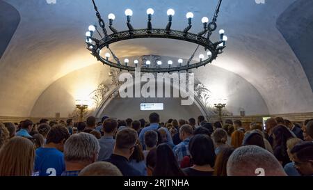 Moscou, Russie - 21 août 2023 : embouteillage dans le métro de Moscou. Foule de gens dans le passage souterrain, vue de dessus. Banque D'Images