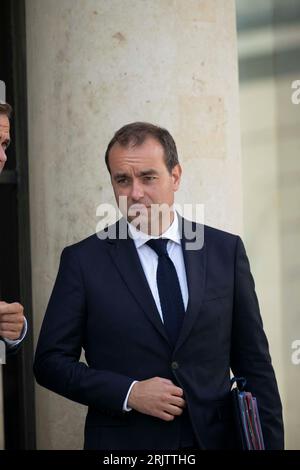 Paris, France. 23 août 2023. Le ministre français des armées Sébastien Lecornu après avoir assisté à la réunion hebdomadaire du cabinet au Palais présidentiel de l'Elysée à Paris, le 23 août 2023. Photo Eliot Blondet/ABACAPRESS.COM crédit : Abaca Press/Alamy Live News Banque D'Images