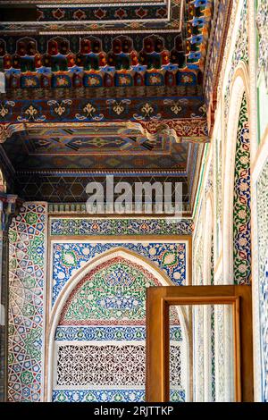 Tachkent, Ouzbékistan-11 août 2023 : plafond avec des colonnes décorées d'un musée des arts appliqués à Tachkent, la capitale de l'Ouzbékistan pendant un été Banque D'Images