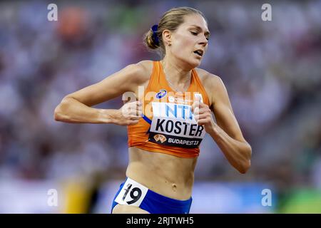 Budapest, Hongrie. 23 août 2023. BUDAPEST - Maureen Koster en action sur le 5000 mètres lors de la cinquième journée des Championnats du monde d'athlétisme. ANP ROBIN VAN LONKHUIJSEN crédit : ANP/Alamy Live News Banque D'Images