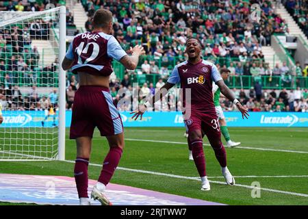 Leon Bailey (à droite) d'Aston Villa célèbre avoir marqué le troisième but de son équipe avec son coéquipier lors de la première étape du match de play off match de l'UEFA Europa Conference League à Easter Road, Édimbourg. Date de la photo : mercredi 23 août 2023. Banque D'Images