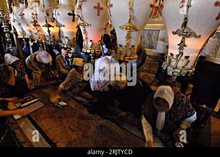 Bildnummer : 51796165 Datum : 09.04.2007 Copyright : imago/Xinhua Christen knien neben dem Salbungsstein am Eingang der heiligen Grabeskirche zu Jerusalem PUBLICATIONxNOTxINxCHN, Personen , Gebäude, innen, Innenansicht; 2007, Jérusalem, Ostern, Christentum, christlich, religion, Gläubige, traditionnelle Feste, Ritual, rituale, Heiligtum, Heiligtümer ; , quer, Kbdig, Gruppenbild, Kirchen, Israël o0 religion Banque D'Images