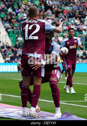 Leon Bailey (à droite) d'Aston Villa célèbre avoir marqué le troisième but de son équipe avec son coéquipier Lucas digne lors de la première étape du match de play off match de l'UEFA Europa Conference League à Easter Road, Édimbourg. Date de la photo : mercredi 23 août 2023. Banque D'Images