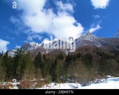 Vue hivernale du pic enneigé au-dessus de la vallée de Krnica dans les alpes juliennes et du parc national du Triglav à Gorenjska, Slovénie par une journée ensoleillée Banque D'Images