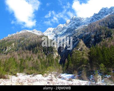 Vue hivernale du pic enneigé au-dessus de la vallée de Krnica dans les alpes juliennes et du parc national du Triglav à Gorenjska, Slovénie par une journée ensoleillée Banque D'Images