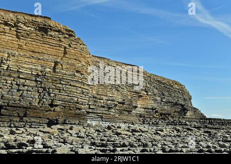 Nash Point Beach or Marcross Beach and cliffs with cracks on the Glamorgan Heritage Coast, Vale of Glamorgan, south Wales Coast. Cafe at Clifftop Stock Photo