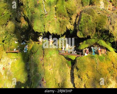 Scène de la Nativité, scène de la crèche, crèche faite en milieu naturel sur des rochers recouverts de mousse avec de l'eau coulant vers le bas de la mousse Banque D'Images