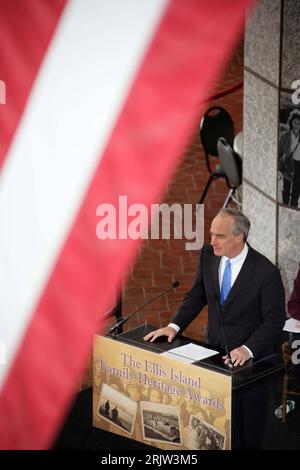 Bildnummer : 51834713 Datum : 17.04.2007 Copyright : imago/Xinhua Innenminister Dirk Kempthorne (USA) anlässlich der 6. Ellis Island Family Heritage Awards Zeremonie in New York PUBLICATIONxNOTxINxCHN, Personen ; 2007, New York, Politik, Politiker, Prix, Schriftzug, Flagge, Fahne, amerikanisch, amerikanische ; , hoch, Kbdig, Einzelbild, Vogelpersektive, Perspektive, Vereinigte Staaten von Amerika, Randbild, gens Banque D'Images