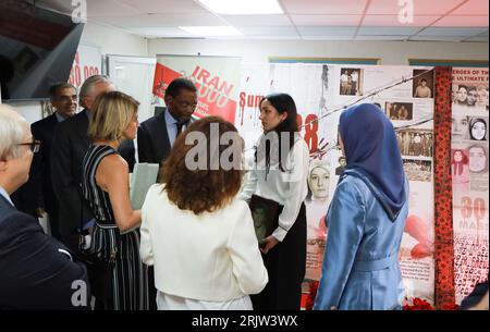 Paris, France. 21 août 2023. Un membre de la famille des 1988 victimes explique à un groupe de juges internationaux son cas familial. À l'occasion du 35e anniversaire du massacre de 1988 en Iran, une conférence intitulée «quatre décennies de crime contre l'humanité et l'impunité de la punition» a réuni des juges et des juristes internationaux distingués à Paris. (Photo de Siavosh Hosseini/SOPA Images/Sipa USA) crédit : SIPA USA/Alamy Live News Banque D'Images