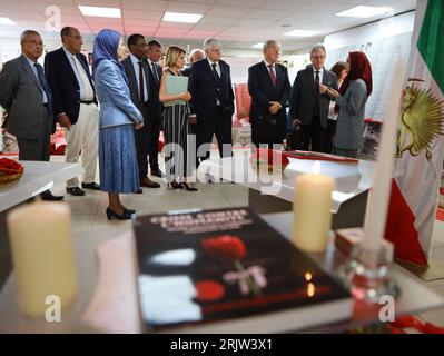 Paris, France. 21 août 2023. Un membre de la famille des 1988 victimes explique à un groupe de juges internationaux son cas familial. À l'occasion du 35e anniversaire du massacre de 1988 en Iran, une conférence intitulée «quatre décennies de crime contre l'humanité et l'impunité de la punition» a réuni des juges et des juristes internationaux distingués à Paris. (Photo de Siavosh Hosseini/SOPA Images/Sipa USA) crédit : SIPA USA/Alamy Live News Banque D'Images