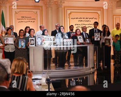 Paris, France. 21 août 2023. Les familles des victimes du massacre de 1988 en Iran témoignent des exécutions de membres de leur famille. À l'occasion du 35e anniversaire du massacre de 1988 en Iran, une conférence intitulée «quatre décennies de crime contre l'humanité et l'impunité de la punition» a réuni des juges et des juristes internationaux distingués à Paris. (Photo de Siavosh Hosseini/SOPA Images/Sipa USA) crédit : SIPA USA/Alamy Live News Banque D'Images