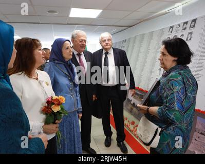 Paris, France. 21 août 2023. Les membres des victimes du massacre de 1988 en Iran réclament justice pour leurs proches. À l'occasion du 35e anniversaire du massacre de 1988 en Iran, une conférence intitulée «quatre décennies de crime contre l'humanité et l'impunité de la punition» a réuni des juges et des juristes internationaux distingués à Paris. (Photo de Siavosh Hosseini/SOPA Images/Sipa USA) crédit : SIPA USA/Alamy Live News Banque D'Images