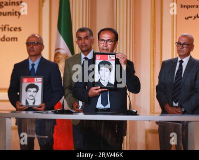 Paris, France. 21 août 2023. Un groupe de prisonniers politiques iraniens qui ont été témoins du massacre de 1988 parlent de leur expérience. À l'occasion du 35e anniversaire du massacre de 1988 en Iran, une conférence intitulée «quatre décennies de crime contre l'humanité et l'impunité de la punition» a réuni des juges et des juristes internationaux distingués à Paris. (Photo de Siavosh Hosseini/SOPA Images/Sipa USA) crédit : SIPA USA/Alamy Live News Banque D'Images