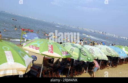 Bildnummer : 51847389 Datum : 12.04.2007 Copyright : imago/Xinhua Bunte Sonnenschirme am Strand von Haikou - PUBLICATIONxNOTxINxCHN, Objekte , Landschaft , Personen ; 2007, Haikou, Hainan, Strände, Sonnenschirm, Bunt, Badegast, Badegäste, Urlaub, Schirm, Schirme; , quer, Kbdig, totale, Meer, Küste, Chine, , Banque D'Images