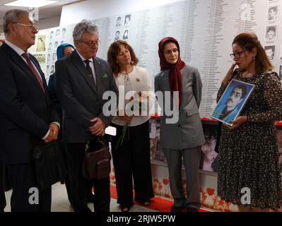 Paris, France. 21 août 2023. Un membre de la famille des victimes du massacre de 1988 en Iran explique l'exécution de son frère à un groupe de juges internationaux. À l'occasion du 35e anniversaire du massacre de 1988 en Iran, une conférence intitulée «quatre décennies de crime contre l'humanité et l'impunité de la punition» a réuni des juges et des juristes internationaux distingués à Paris. (Image de crédit : © Siavosh Hosseini/SOPA Images via ZUMA Press Wire) USAGE ÉDITORIAL UNIQUEMENT! Non destiné à UN USAGE commercial ! Banque D'Images