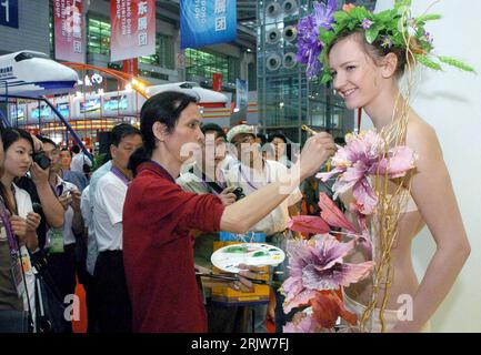 Bildnummer : 51895739 Datum : 17.05.2007 Copyright : imago/Xinhua Künstler bemalt eine junge Frau auf einer Kulturindustriemesse in Shenzhen - PUBLICATIONxNOTxINxCHN, Personen , optimistisch ; 2007, Shenzhen, Guangdong , Messebesucher, Messen, Ausstellung, Ausstellungen, Besucher, Körperbemalung, Bodypainting, Maler, malt, malen, Bodypainter, ; , quer, Kbdig, Gruppenbild, Malerei, Kunst, Industrie, Wirtschaft, Chine, , Banque D'Images