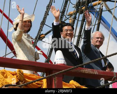 Bildnummer : 51907672 Datum : 09.06.2007 Copyright : imago/Xinhua V.l.N.r. : Königin Silvia von Schweden (SWE), Präsident Hu Jintao (CHN) und König Carl XVI Gustaf von Schweden (SWE) anlässlich eines Treffens in Stockholm - PUBLICATIONxNOTxINxCHN , Personen , optimistisch ; 2007, Stockholm, Politiker, Politik, Staatspräsident, Staatsbesuch, Pressetermin, Staatsbesuch, Adel, Gustav, Ehefrau, Ehemann, Mann, Ehepaar, Paar, Gestik; quer, Kbdig, Gruppenbild, internationale Politik, Politik, Schweden, Randbild, les gens Banque D'Images