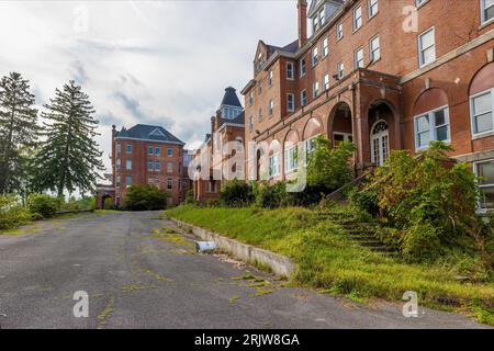 Bristol, Virginie, USA - 9 août 2023 : Virginia Intermont College construit en 1884 a fermé ses portes en 2014 et un entrepreneur chinois a acheté le pro Banque D'Images