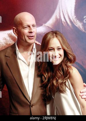 Bildnummer : 51912844 Datum : 12.06.2007 Copyright : imago/Xinhua Schauspieler Bruce Willis und Maggie Q (beide USA) anlässlich der Premiere des films - Die Hard 4,0 - In Tokio - PUBLICATIONxNOTxINxCHN , Personen , optimistisch ; 2007, Tokio, Filmpremiere , Pressetermin , Stirb langsam, Lächeln, Maggie Denise Quigley, Doppelporträt, Umarmung ; , hoch, Kbdig, Gruppenbild, close, film, Kunst, Japon, Randbild, les gens, Live Free Banque D'Images