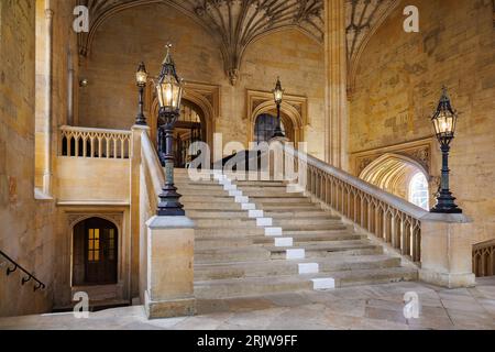 Oxford, Royaume-Uni - 18 mai 2023 : escaliers à l'intérieur du Christ Church College, Université d'Oxford, Oxfordshire, Royaume-Uni Banque D'Images