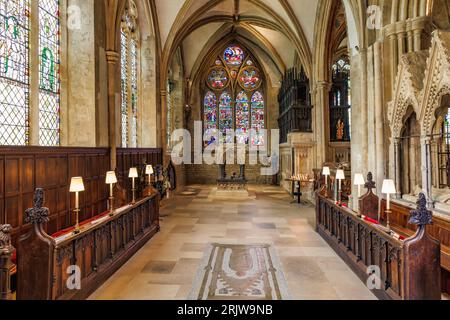Oxford, Royaume-Uni - 18 mai 2023 : chapelle à l'intérieur de la cathédrale Christ Church avec de beaux vitraux Banque D'Images