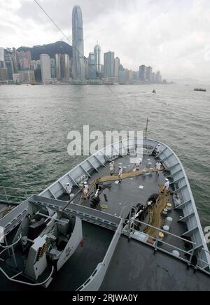 Bildnummer : 51928080 Datum : 17.06.2007 Copyright : imago/Xinhua Französisches Transportschiff - Var - im Hafen von Hongkong - PUBLICATIONxNOTxINxCHN, Landschaft , Personen , Highlight ; 2007, Hong Kong, Schiff, Schiffe, Transportschiffe, Marine, Französisch, französische, Häfen, Hochhaus, Hochhäuser, Wolkenkratzer, gratte-ciel, Skyline ; , hoch, Kbdig, totale, Vogelpersektive, Perspektive, Chine, , Militaer, Staat, Banque D'Images