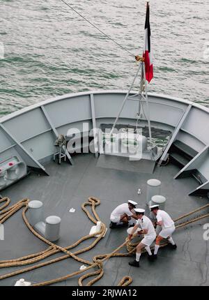 Bildnummer : 51928117 Datum : 17.06.2007 Copyright : imago/Xinhua Matrosen befestigen die Leinen am Bug des französischen Transportschiffes - Var - im Hafen von Hongkong - PUBLICATIONxNOTxINxCHN, Personen ; 2007, Hong Kong, Schiff, Schiffe, Transportschiff, Transportschiffe, Marine, Französisch, Französische, französisches, A608, A 608, Matrose, Marinesoldat, Marinesoldaten, Soldat, Soldaten, TAU, tauE, Leine, Seil, Seile ; , hoch, Kbdig, Gruppenbild, Vogelpersektive, Perspektive, Chine, , Militaer, Staat, Banque D'Images